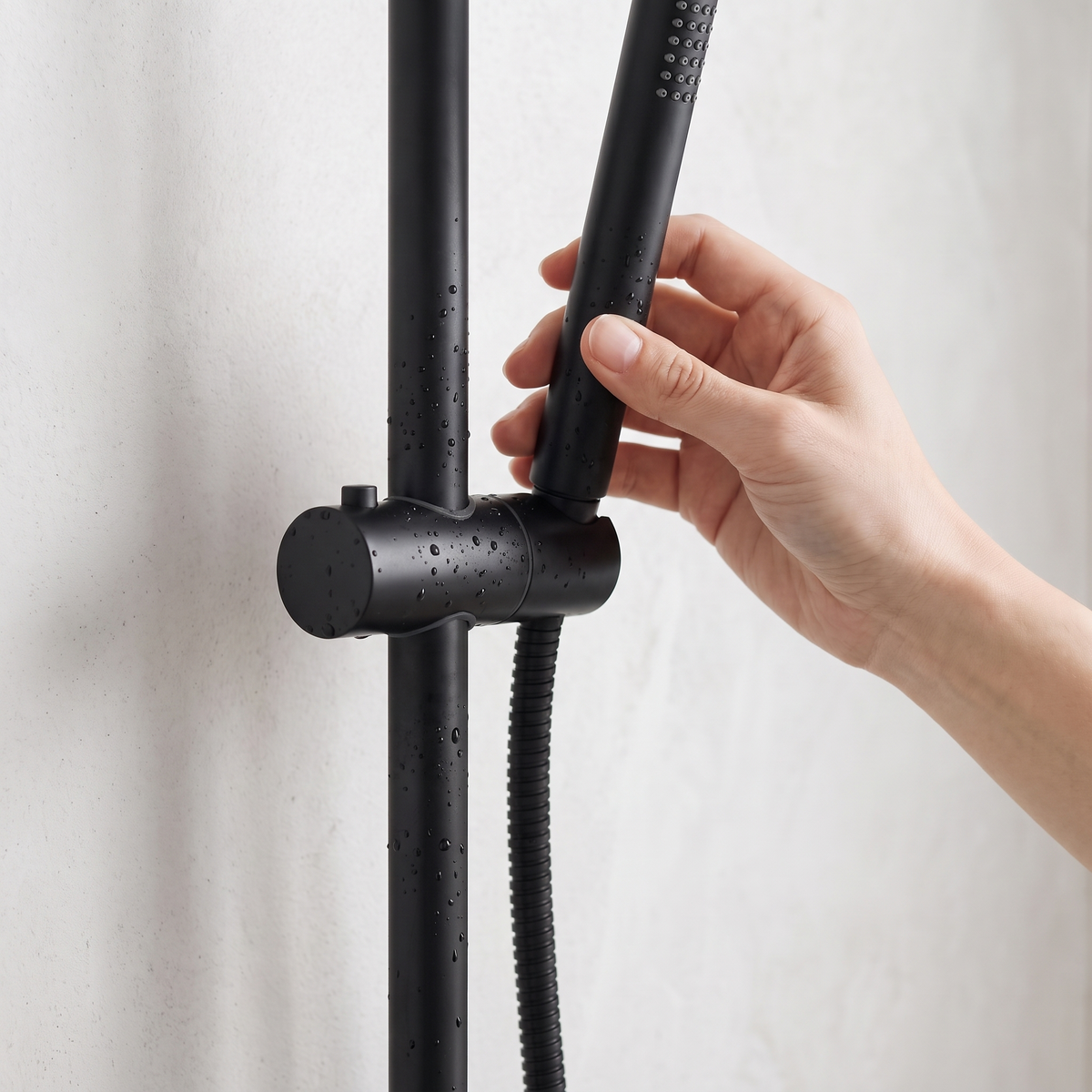 Douchette de la colonne Cassis noir mat sur son support coulissant