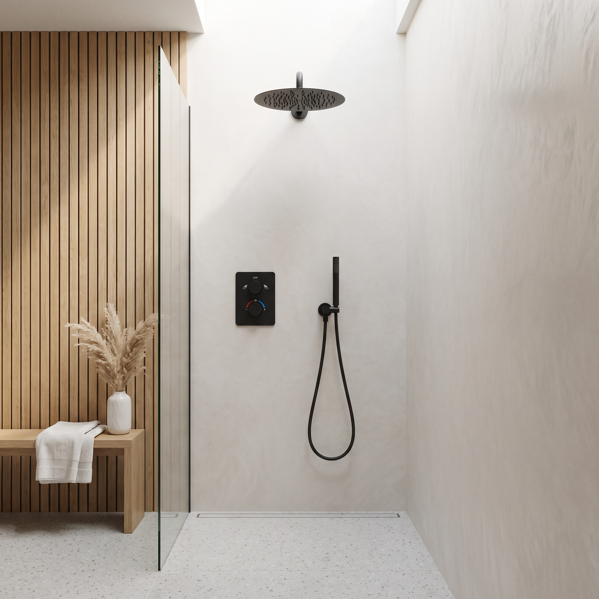 Colonne de douche encastrable bras coudé noir mat Estérel dans une douche à l'italienne lumineuse, enduit blanc et chêne clair