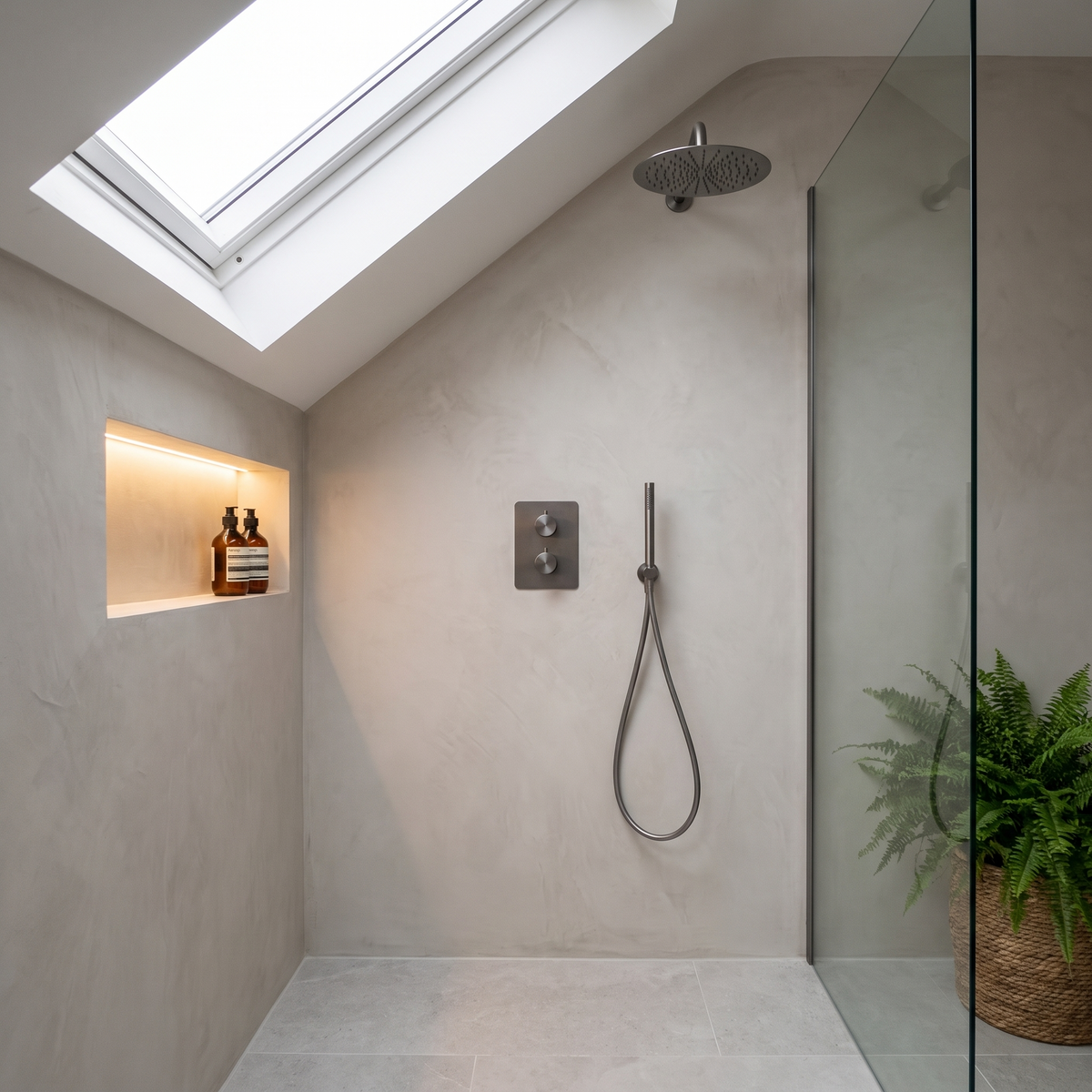 Colonne de douche encastrable bras coudé gris brossé Estérel dans une douche sous les toits en micro-ciment