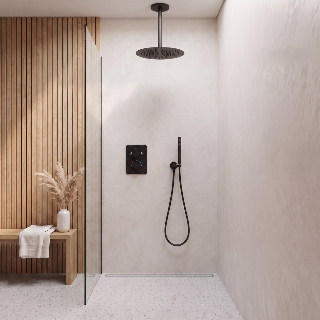 Colonne de douche encastrable plafond suspendu noir mat Estérel dans une douche lumineuse, enduit blanc et chêne clair
