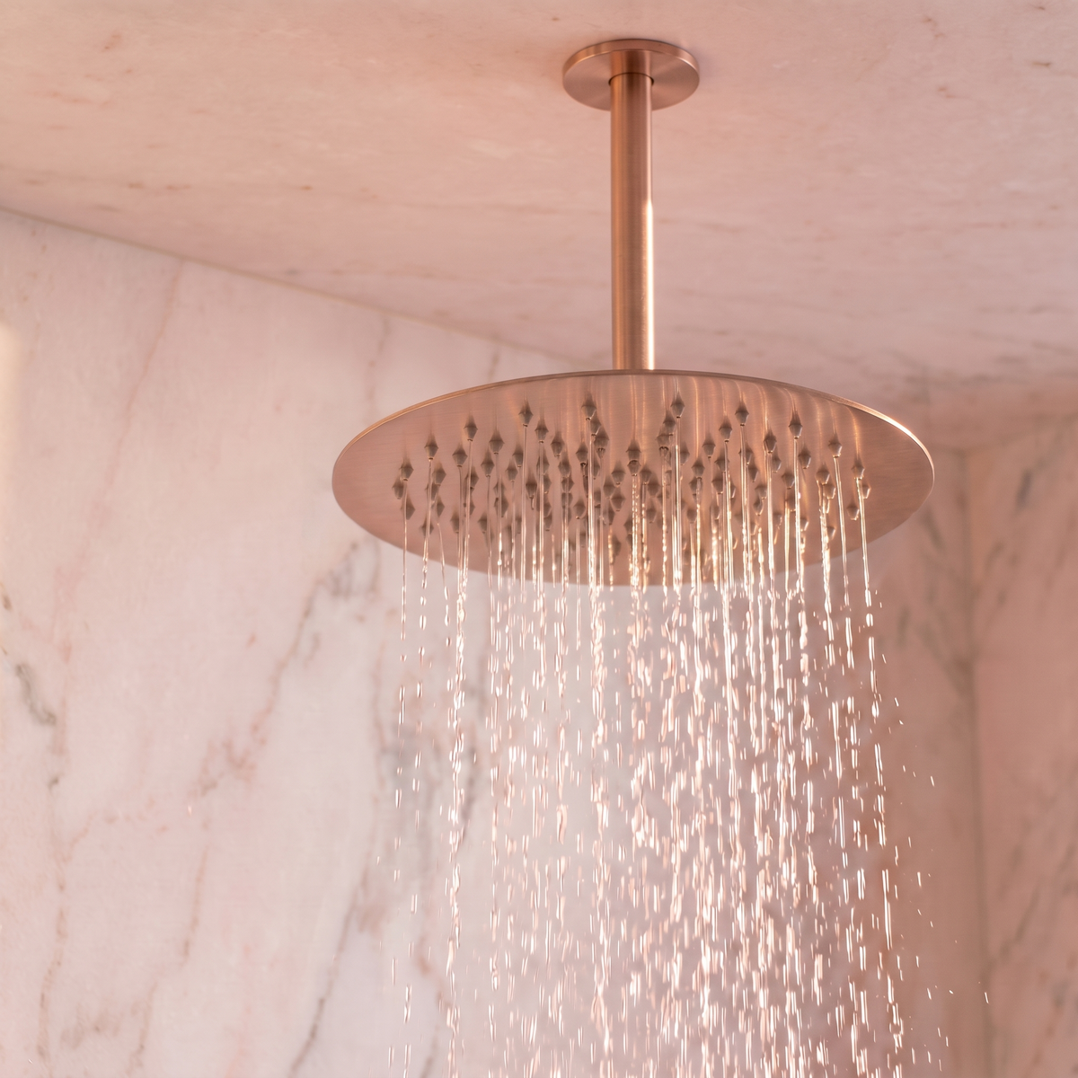 Ciel de pluie rond sur tige de plafond de la colonne Estérel or rose brossé en fonctionnement